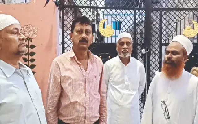 Raiganj's Tribute to Unity: Muslims Pause Festivities to Honour Beloved Teacher - News Karnataka