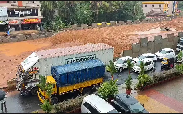 Lorry Halt at Ambalapadi Junction Sparks Major Traffic Snarl - News Karnataka