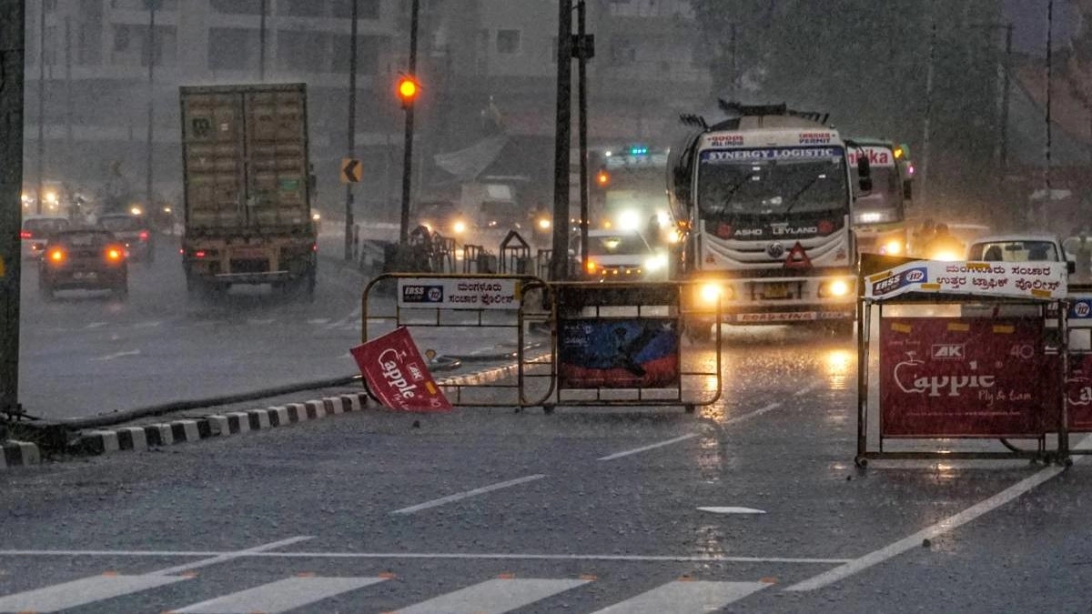 Monsoon fury batters coastal Karnataka, red alert triggers shutdowns - News Karnataka