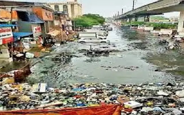 Viral Video Shows Sakinaka Drowning in Filth as Rainfall Paralyzes City - News Karnataka