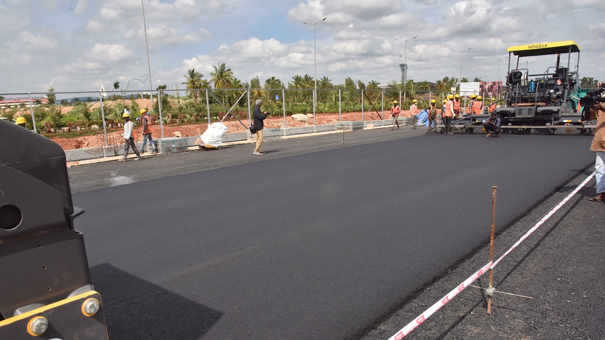 Plastic to pavement: Hubballi-Dharwad builds greener roads with waste - News Karnataka
