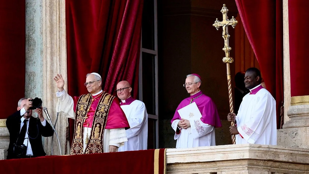 Pope Leo XIV embraces Roman identity in historic ceremony - News Karnataka