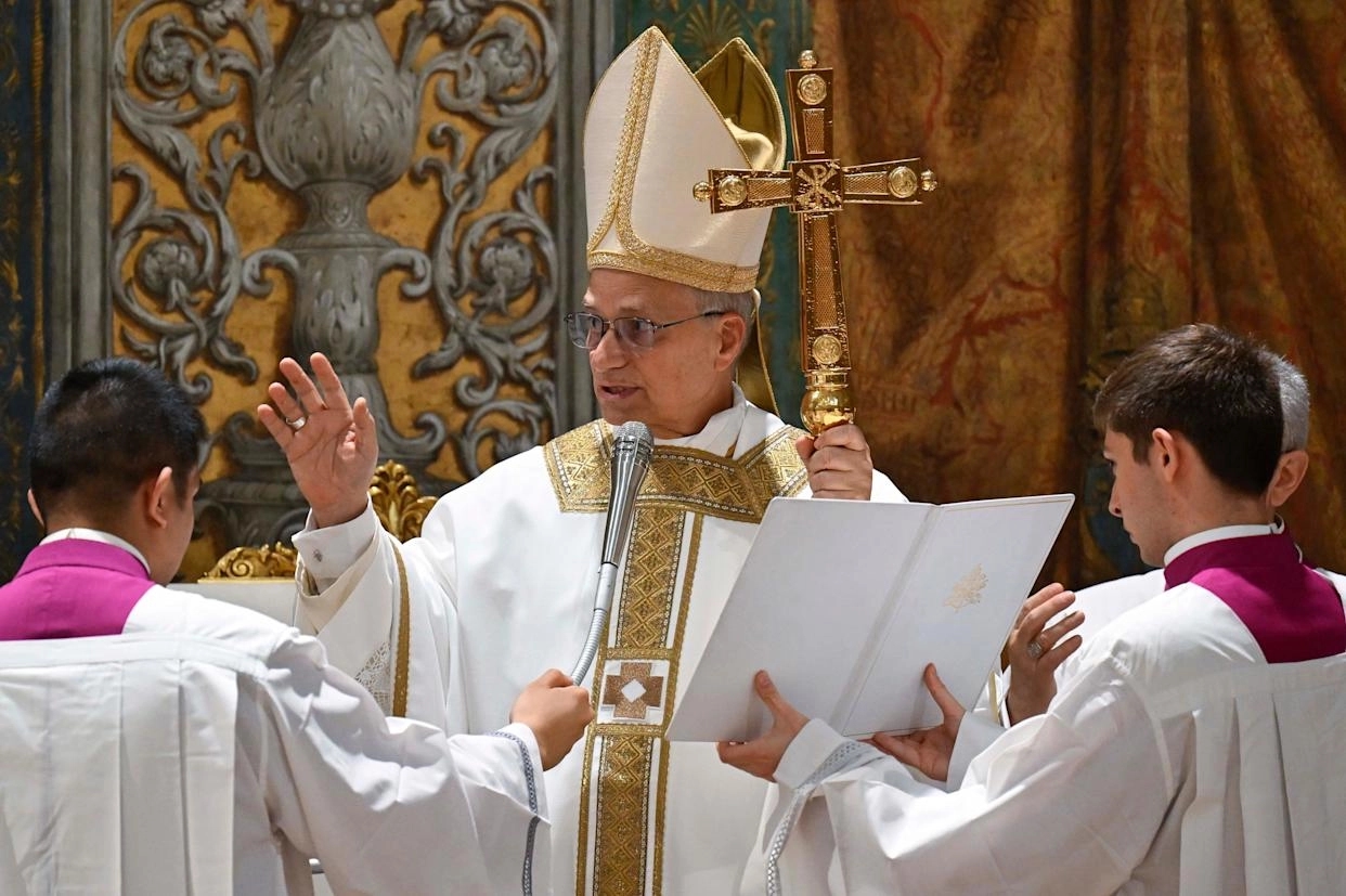 Pope Leo XIV rolls out in style before historic Mass - News Karnataka
