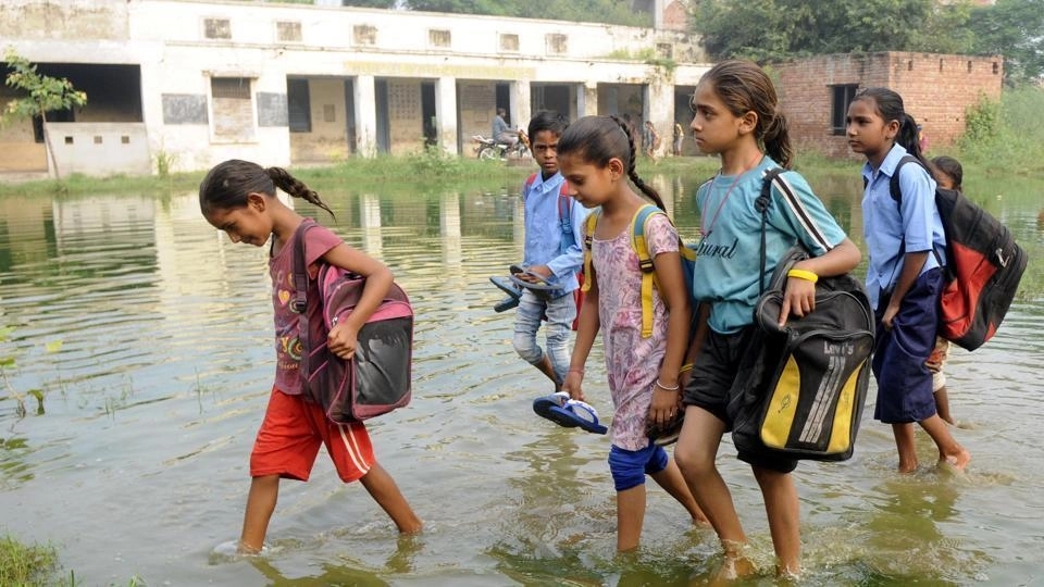School reopens in flood: Dariyapur students wade through filth on first day - News Karnataka