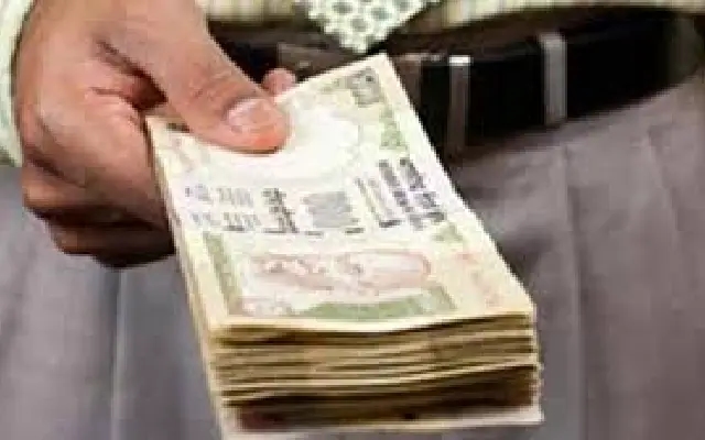 Shivamogga Govt Doctor Caught Taking ₹10,000 Bribe for Autopsy Report - News Karnataka
