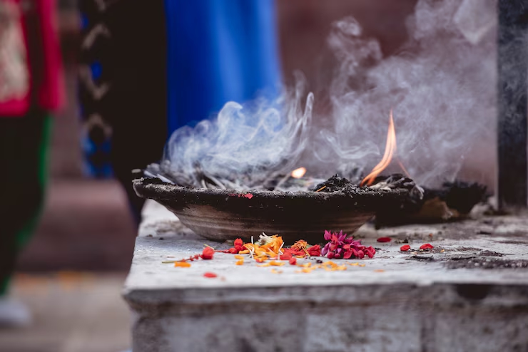 Son delays mother’s cremation for 2 hours, lies on pyre in protest - News Karnataka