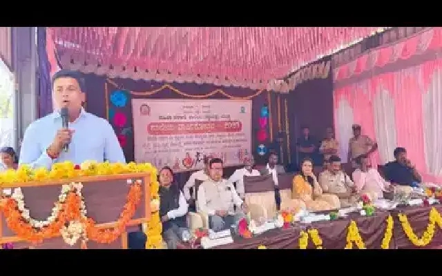 Mandya's Daughters Shine: MLA Rewards Top Girl Students with Scholarships - News Karnataka