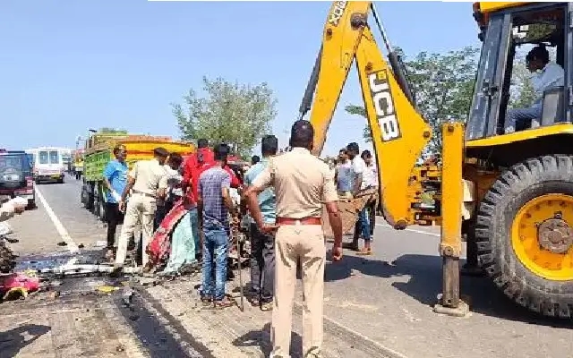 Fatal Crashes in Dharwad and UP Claim 13 Lives in Separate Tragedies - News Karnataka
