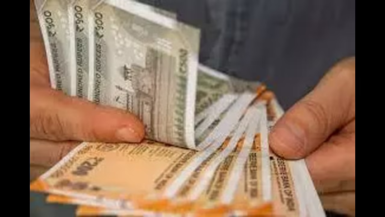 ATM cash carrier robbed of ₹29 lakh at knifepoint; four including minor arrested - News Karnataka