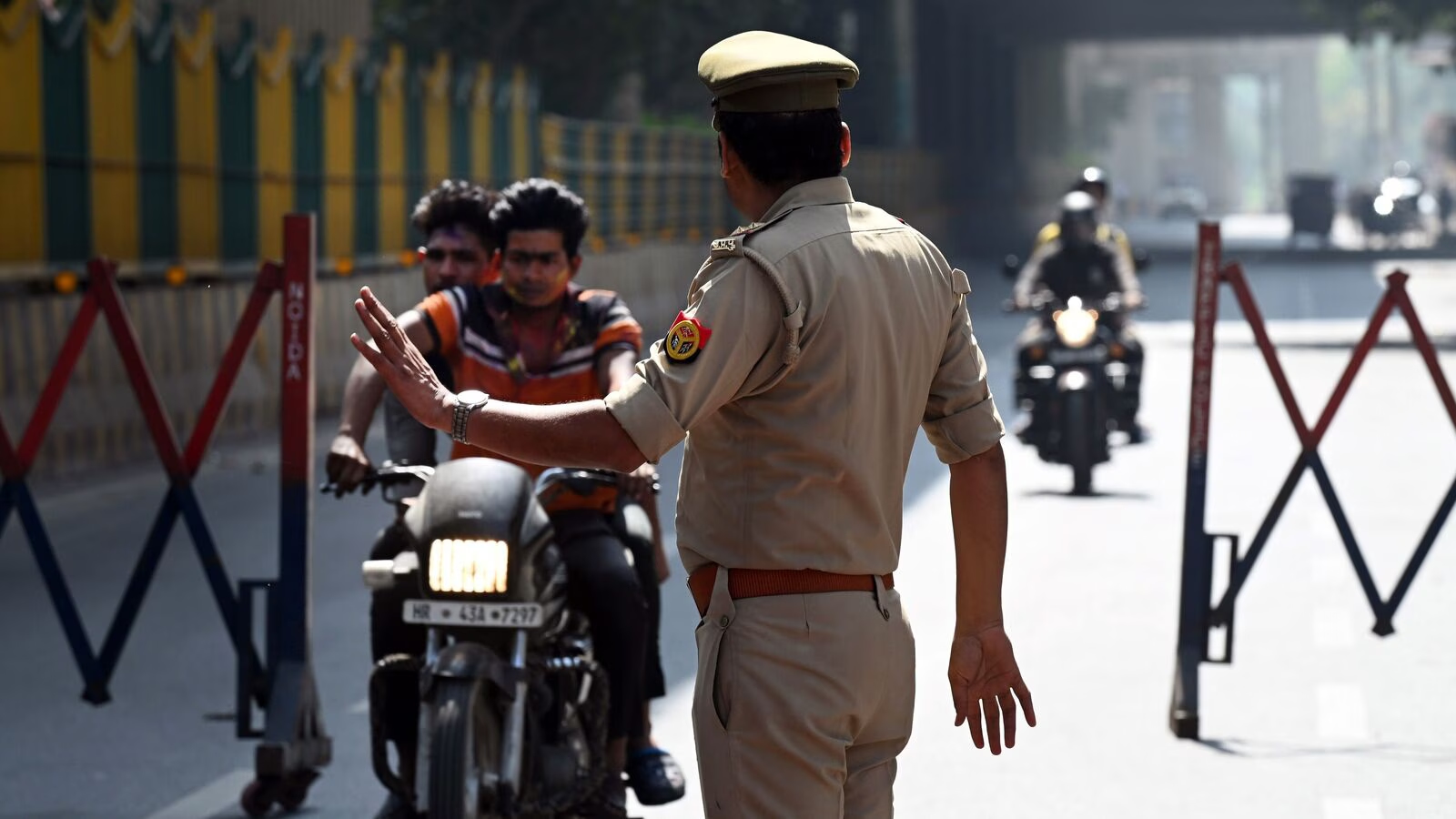 Ballari police crack down on helmet violators amid rising road deaths - News Karnataka