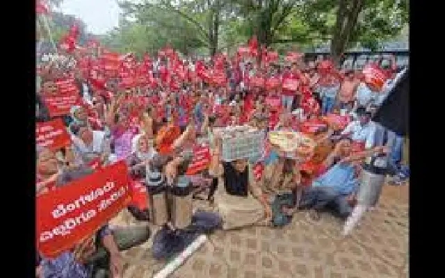 Bengaluru Street Vendors Rise Up: Protest Erupts Over ‘Indiscriminate Evictions - News Karnataka