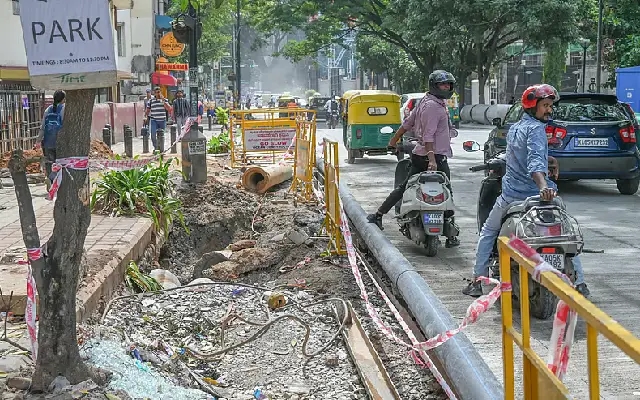 Bengaluru Students Battle Bad Roads and Monsoon Woes - News Karnataka