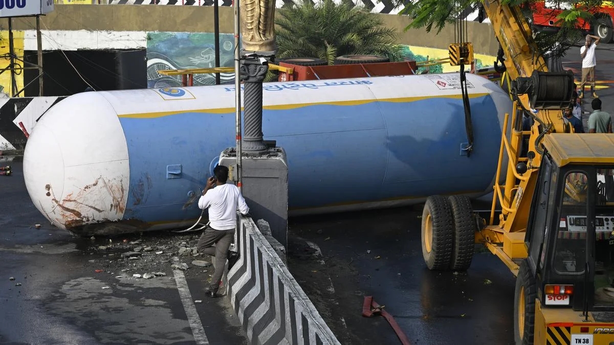 Car showroom staffer crushed to death as tanker overturns in Coimbatore - News Karnataka
