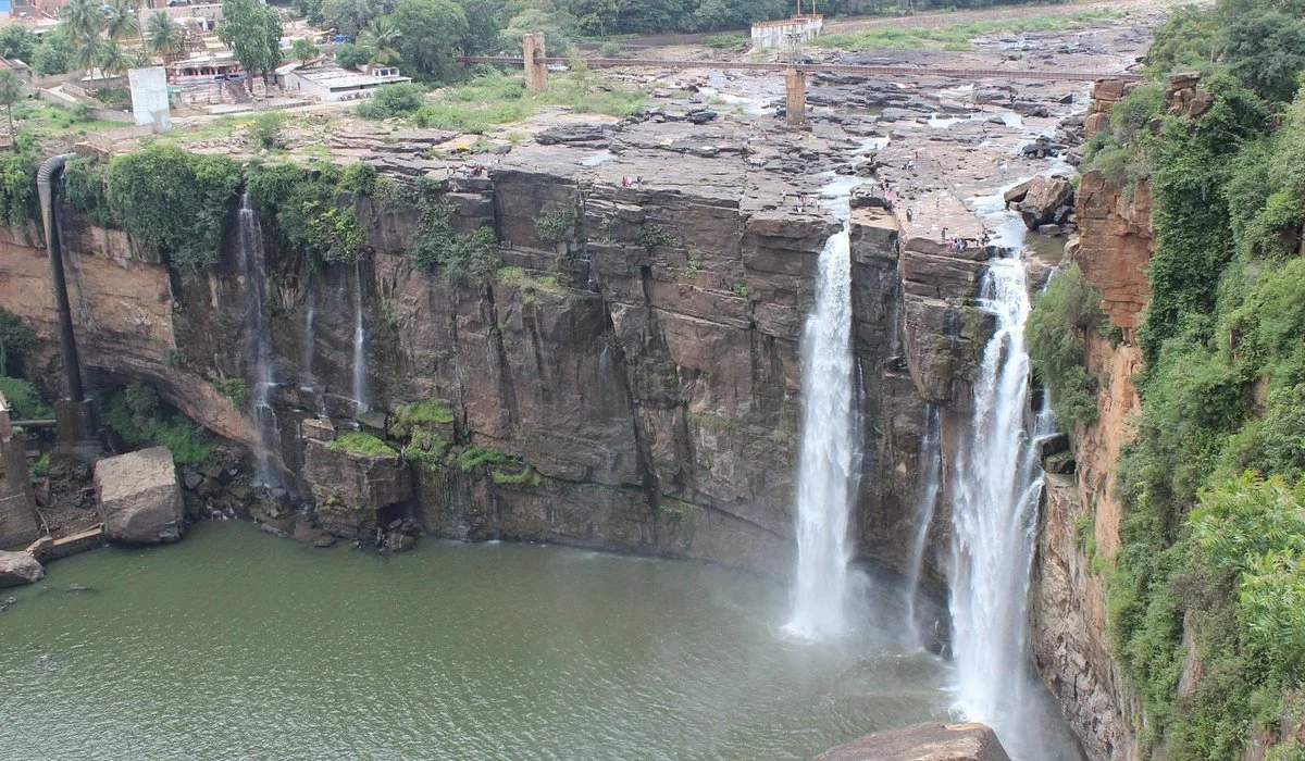 Chikale Falls reopened but safety hangs by a thread amid tourist rush - News Karnataka