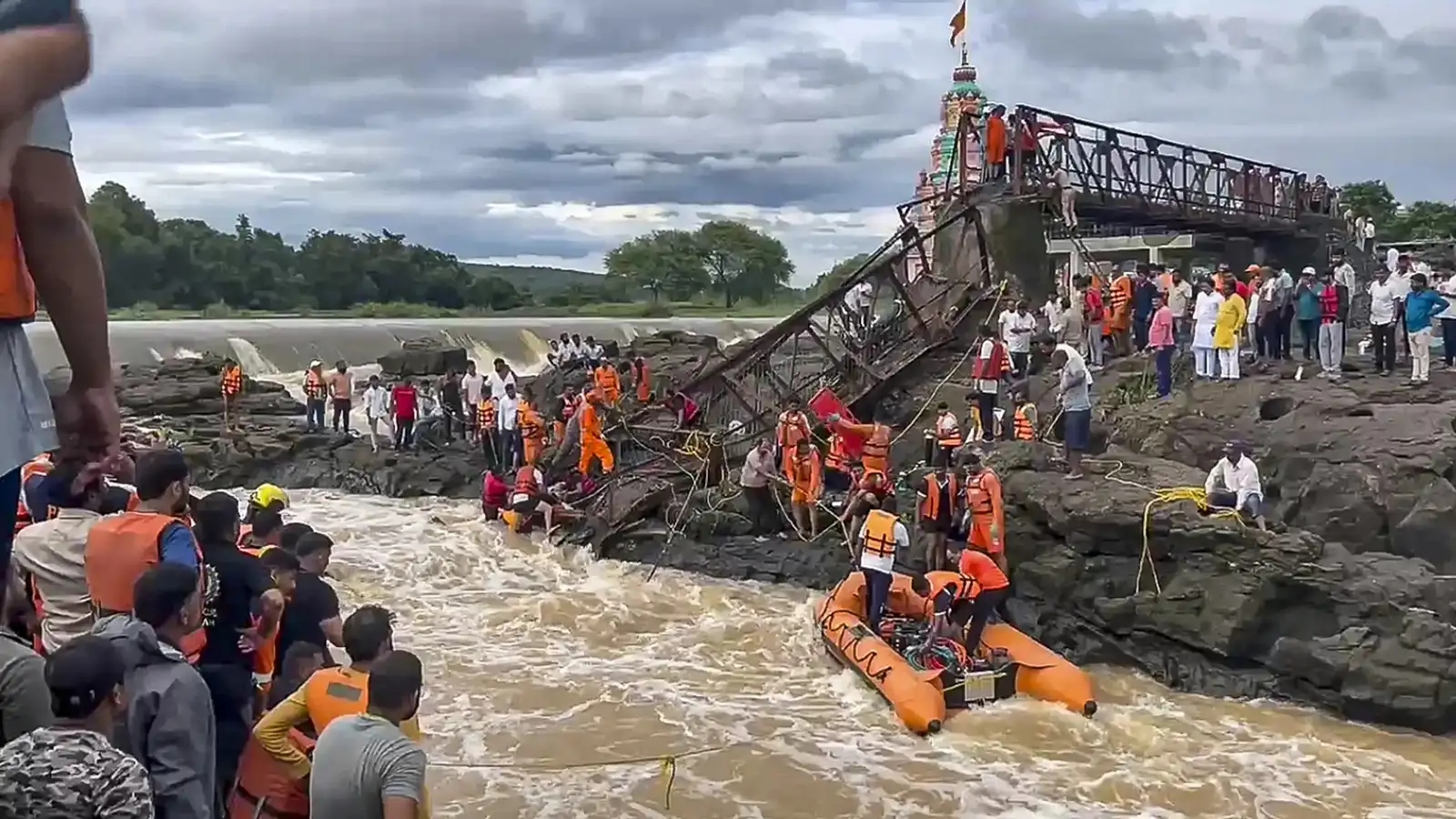 Crowd crush blamed for Indrayani bridge collapse; 4 dead, 51 injured, rescue on - News Karnataka