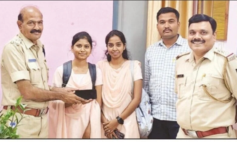 Dharwad police trace and return student’s lost phone in under an hour - News Karnataka