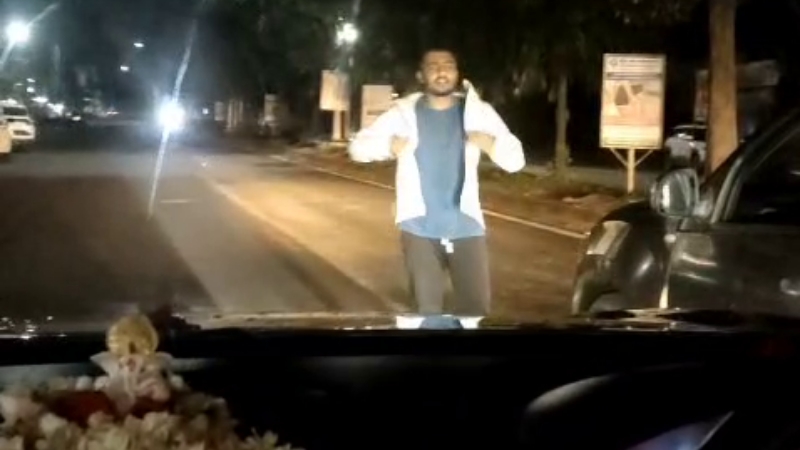 Drunken mischief halts traffic in Hassan, sparks public outrage - News Karnataka