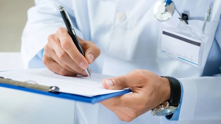 Fake doctor caught with expired drugs in Kozhikode clinic; legal action initiated - News Karnataka