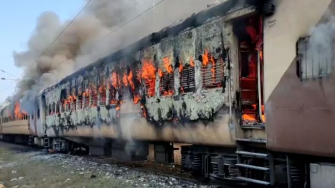 Whole train set on fire after passenger throws lit bidi in dust bin - News Karnataka