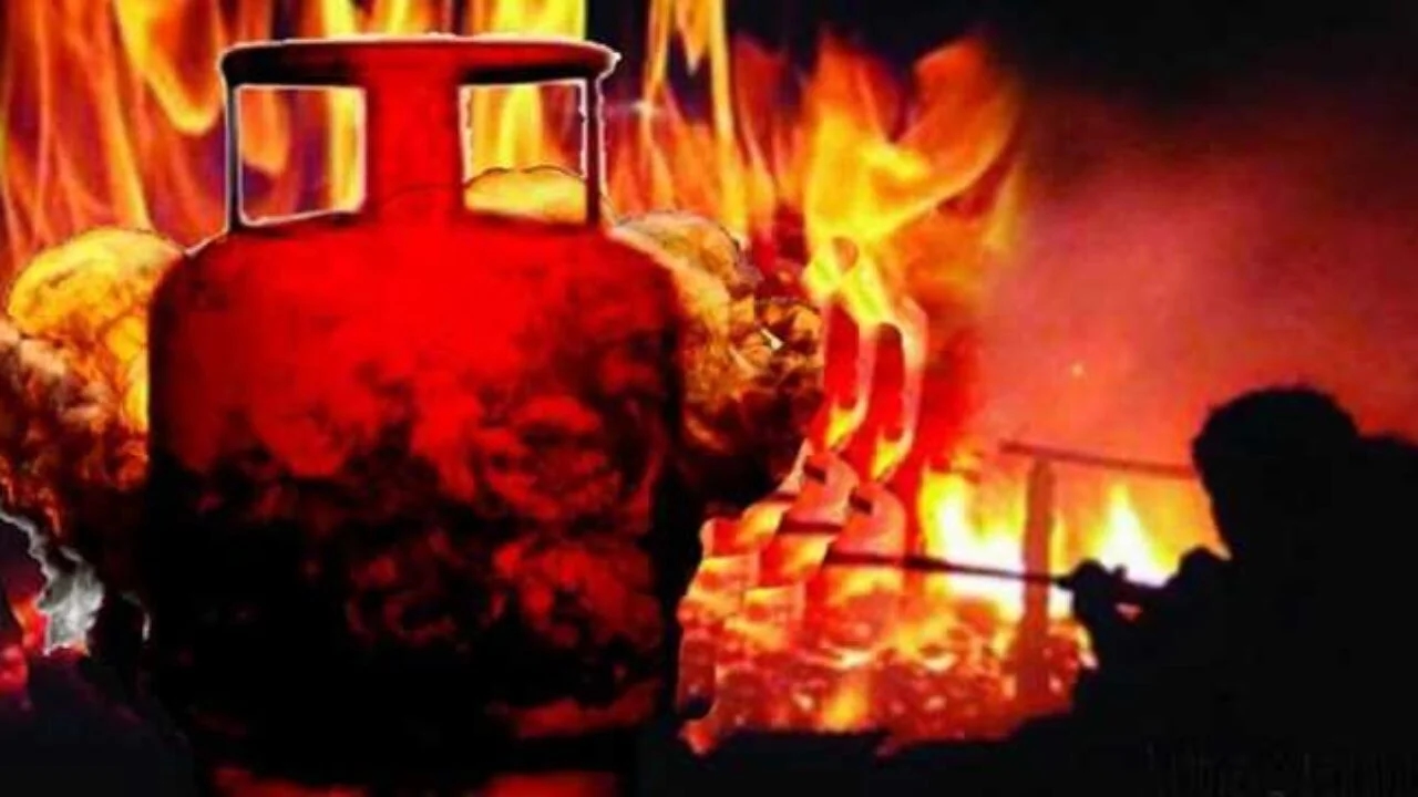 Gas cylinder blast triggers fire at school canteen in Thoothukudi - News Karnataka