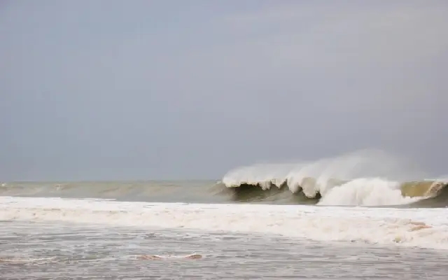 Coastal Karnataka Braces for High Sea Swells: INCOIS Alert Issued - News Karnataka