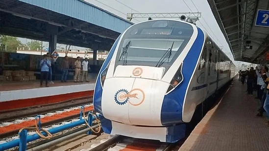 Hot axle halts Vande Bharat Express at Davangere; passengers safely rerouted - News Karnataka