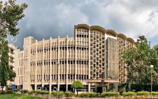 Fake Student Busted After Sneaking Into IIT-B Classes for Days - News Karnataka