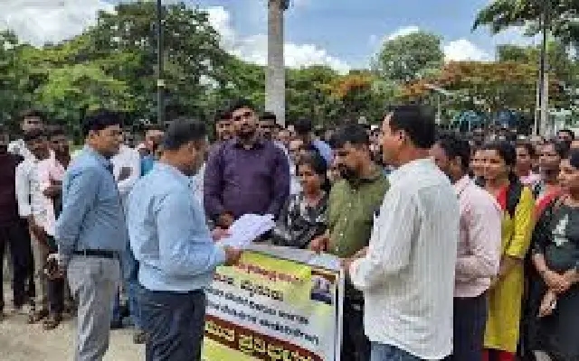 MNREGA Staff in Mysuru Protest Over 7-Month Salary Delay, Demand Immediate Action - News Karnataka