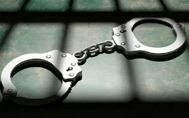 Man Claiming to Be JD(S) Leader Arrested for Confronting Bengaluru Traffic Cop Over Helmet Fine - News Karnataka