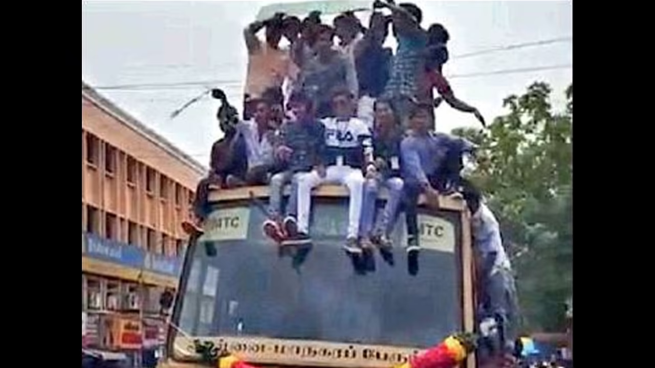 Pachaiyappa’s students climb atop MTC bus, trigger chaos in Chennai - News Karnataka