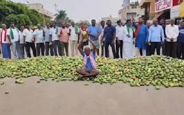 Price Plunge Sparks Farmer Protests in India’s Fruit Capital - News Karnataka