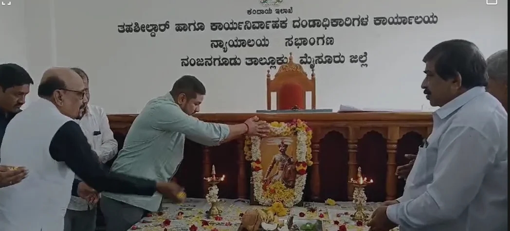 Chamundeshwari temple’s ₹2000 direct darshan tickets earn praise from devotees - News Karnataka