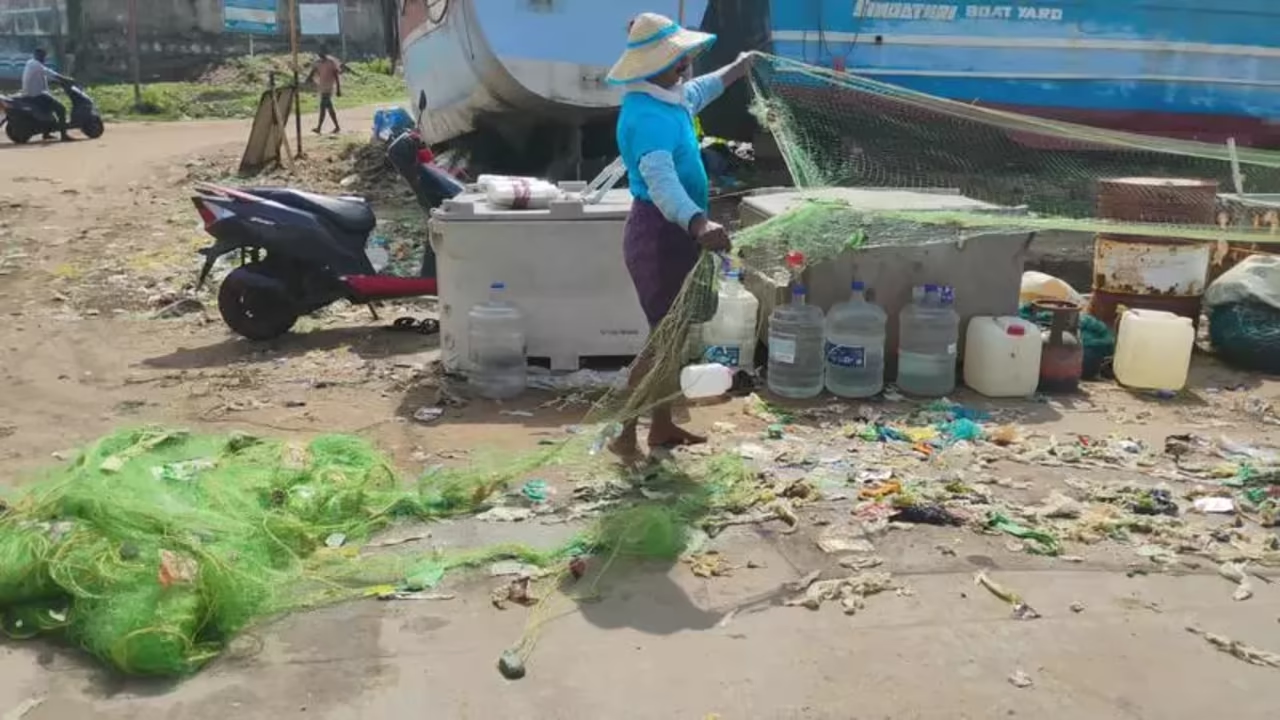Fishermen catch plastic waste instead of fish off coast - News Karnataka