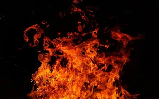 Smoke Scare Near Garuda Mall: Fire at Makeshift Warehouse Contained Quickly - News Karnataka