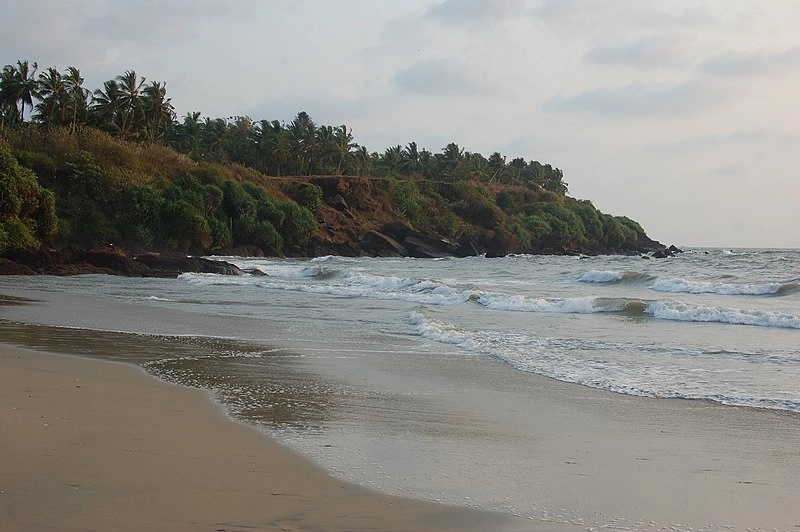 Strong waves sweep away two youths at beach, search underway - News Karnataka