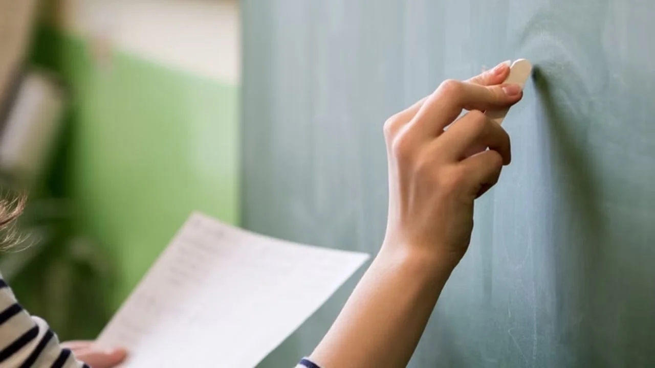Teacher gets heart attack claims life mid-class, dies in final lesson - News Karnataka