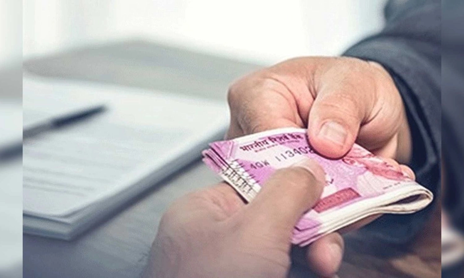 Tiruchy Corporation staff caught red-handed taking bribe for land tax fixing - News Karnataka