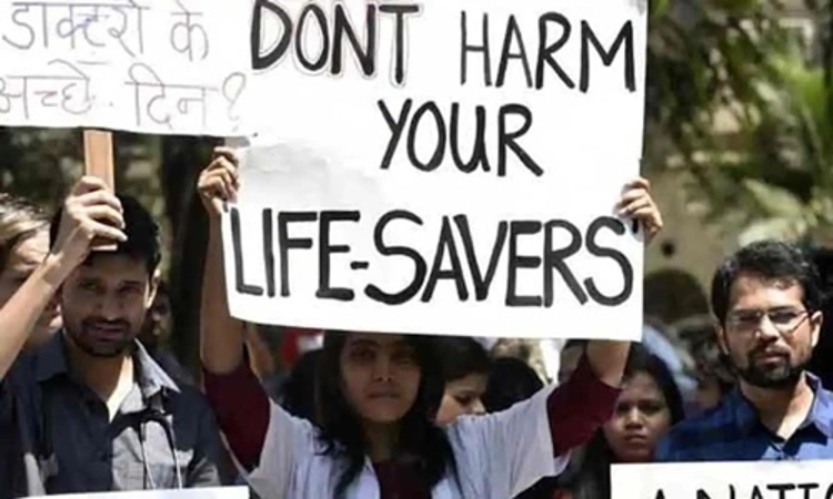 Intern doctors protest after assault by attendant inside hospital ward - News Karnataka