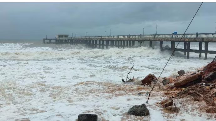 Wave after wave, homes crumble: Valiyathura reels under monsoon sea fury - News Karnataka