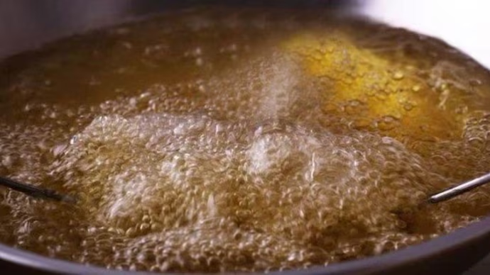 Woman arrested for pouring boiling oil on sleeping husband after bitter family feud - News Karnataka