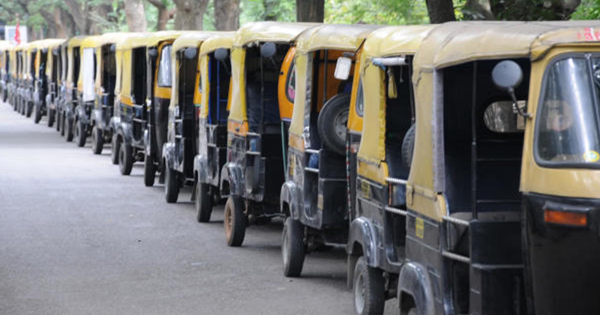Woman assaults auto driver in public after foot injury claim sparks roadside drama - News Karnataka