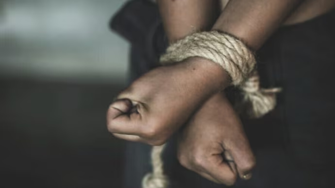 Woman kidnapped in daylight, rescued after 50-km high-speed chase near Aluva - News Karnataka
