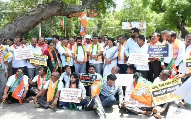 Mysuru BJP Protests Suspension of Bengaluru Top Cop, Blames Govt for Stampede - News Karnataka