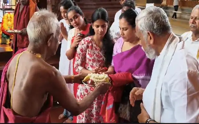 Ashwini Puneeth Rajkumar Visits Kaup Marigudi Temple Again with Daughter - News Karnataka