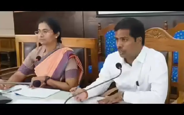 Mandya DC pushes for faster crop survey, highlights insurance - News Karnataka