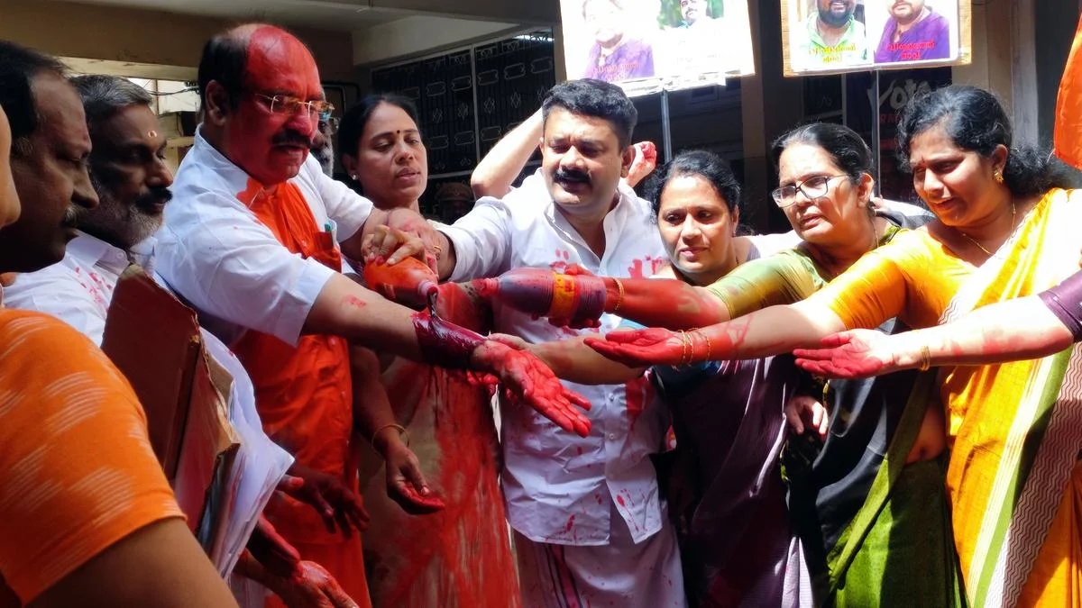 Blood-red protest over pothole death rocks Thrissur Corporation meeting - News Karnataka