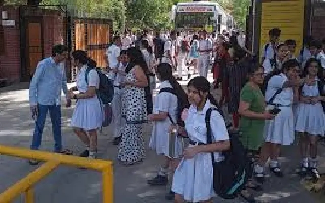 Bomb threats trigger panic in over 20 Delhi schools - News Karnataka