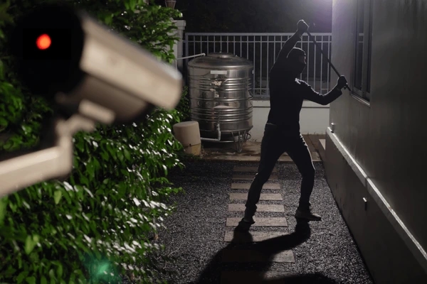 Burglar caught after midnight break-in bid foiled by alert family - News Karnataka