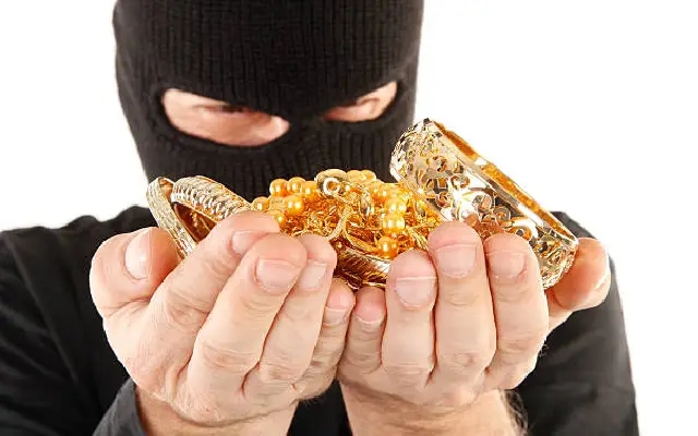 Daring Jewellery Heist in Bengaluru: Armed Masked Trio Flees with Gold - News Karnataka