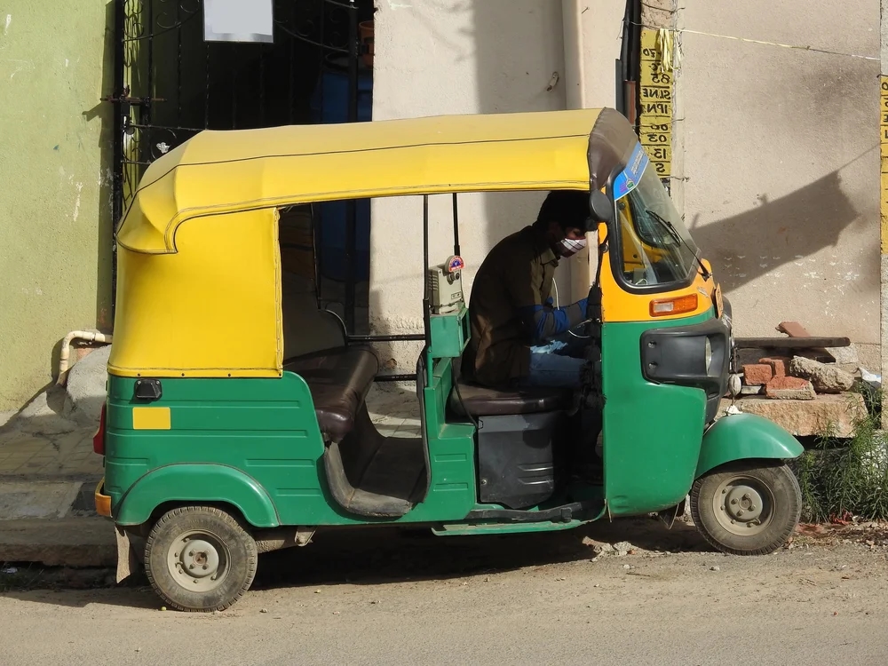 Honest auto driver wins hearts with kind gesture on solo date in Bengaluru - News Karnataka